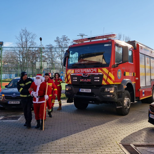 Trei arme aduc bucurie copiilor din Neamț