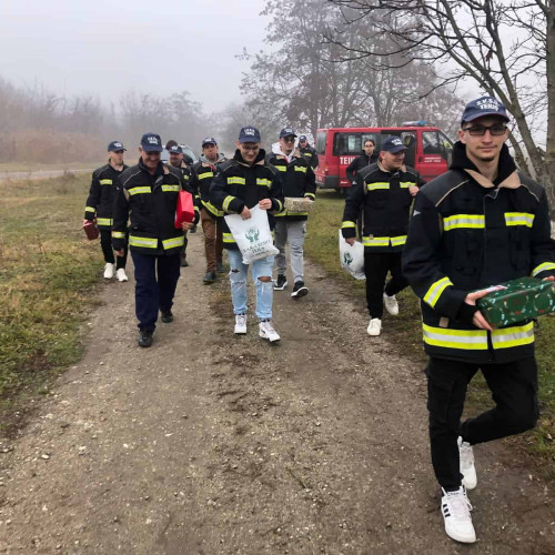 Pompierii voluntari din Teiuș aduc zâmbete copiilor cu daruri de Crăciun