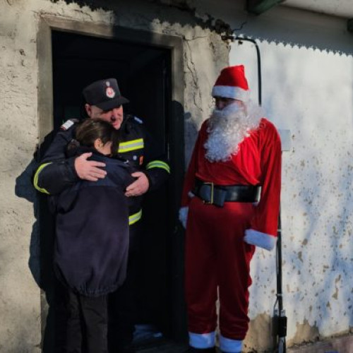 Pompierii din Săveni aduc bucurie de Crăciun unor familii nevoiașe