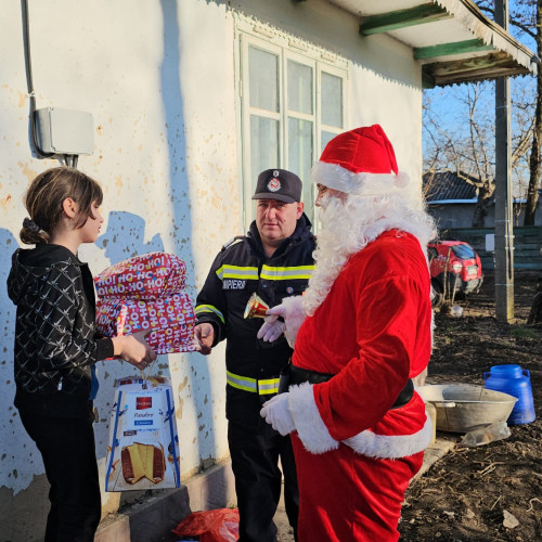 Pompierii din Botoșani aduc bucurie familiilor defavorizate de Crăciun