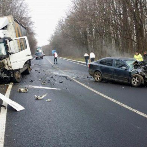 Accident rutier grav în Draxini: un bărbat rănit după coliziunea dintre un camion și o mașină