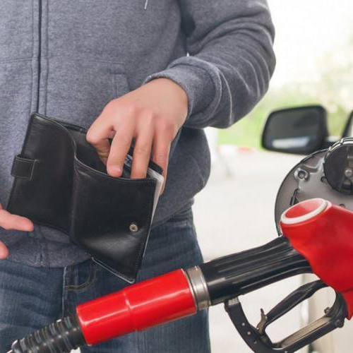 Scumpiri la carburanți pentru șoferi în weekendul acesta