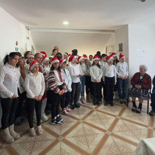 Elevii de la Școala Gimnazială „Dr. Alexandru Safran” aduc bucurie seniorilor de la Căminul „Sfânta Maria”