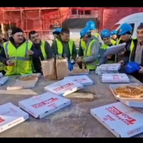 Gheorghe Soldan, șeful administrației județene, a servit pizza muncitorilor de pe șantier