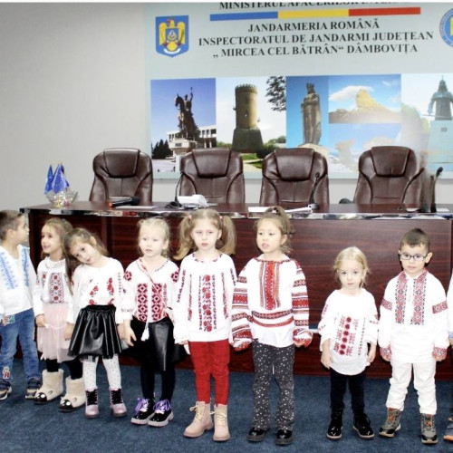 Jandarmii din Dâmbovița aduc bucurie copiilor de Crăciun