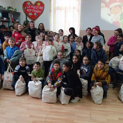 Cadouri pentru 750 de copii defavorizați în cadrul campaniei "Zâmbete de Crăciun"