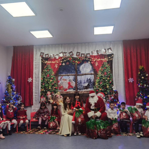 Moș Crăciun vizitează copiii din Corbii Mari și aduce daruri