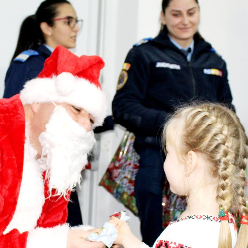 Jandarmii din Dâmbovița aduc bucurie copiilor în preajma sărbătorilor