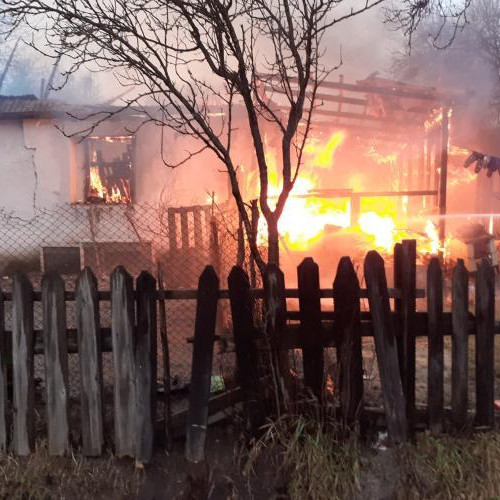 Incendiu la o anexă gospodărească pe strada Baia Mare din Dej