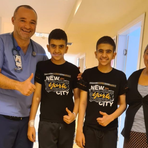 Doi gemeni din România sărbătoresc 14 ani și înfruntă o intervenție pe cord deschis