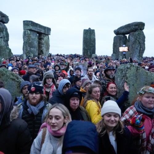 Mii de oameni se adună la Stonehenge pentru a celebra solstițiul de iarnă