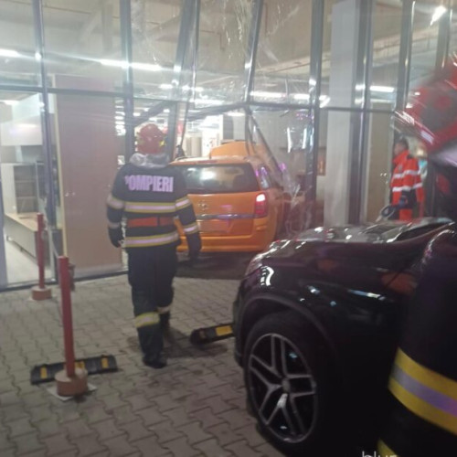 Accident rutier în Suceava: Un șofer a intrat cu mașina în magazin