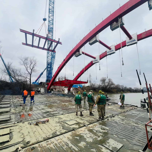 Militarii genisti din Alba Iulia contribuie la construcția unui pod în județul Brașov