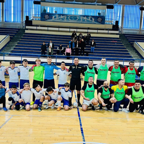 Micii fotbaliști înfruntă părinții într-un meci plin de entuziasm