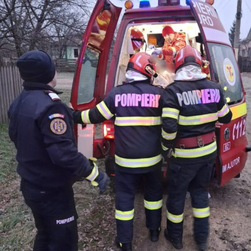 Incendiu devastator în localitatea Damideni: doi vârstnici spitalizați în stare gravă