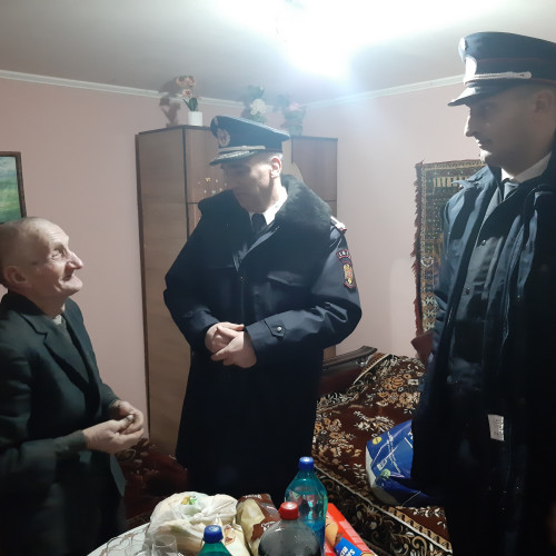Pompierii din Dorohoi aduc bucurie în casele bunicilor și mamelor singure