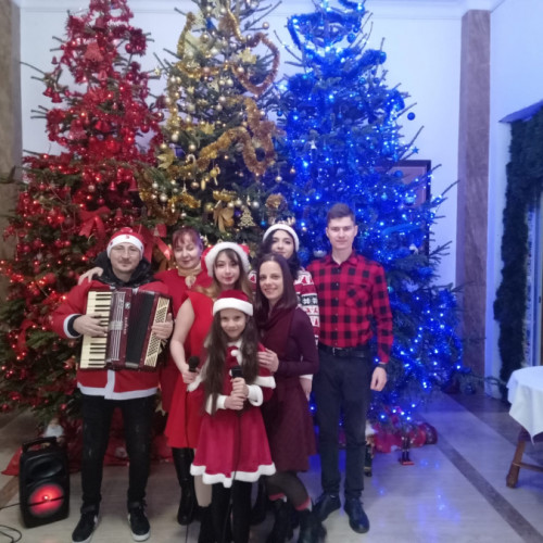 Colindători de la grupul vocal "MI RE LA" transmit urări de sărbători