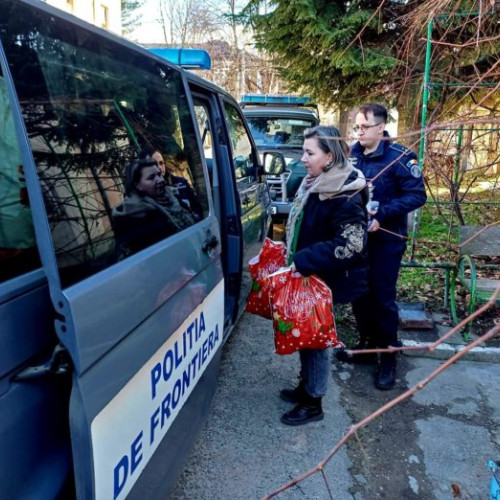 Politistii de frontiera aduc bucurie copiilor nevoiasi in darabani