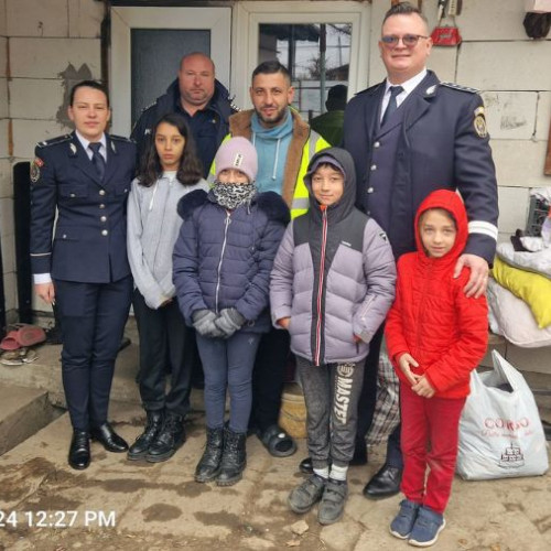Polițiștii din Moinesti ajută o familie afectată de incendiu