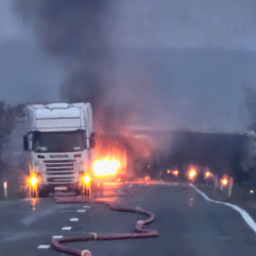 Accident rutier urmat de incendiu pe DN 72, în Gura Ocnitei