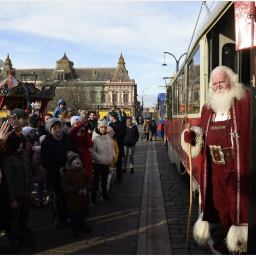 Sute de copii l-au întâmpinat pe Moș Crăciun la Târgul din Piața Unirii