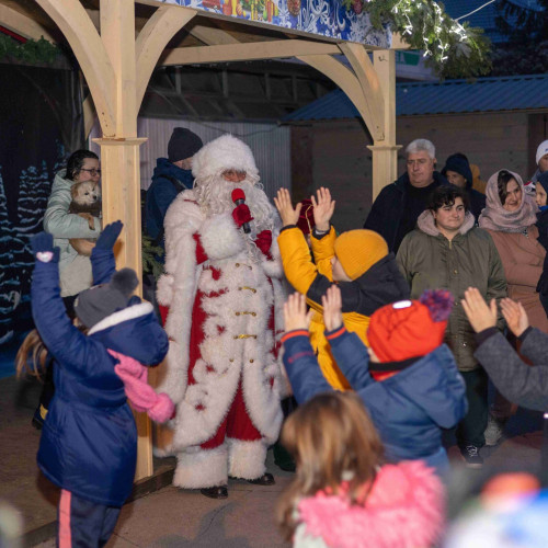 Caravana lui Moș Crăciun aduce magia Sărbătorilor la Piatra-Neamț