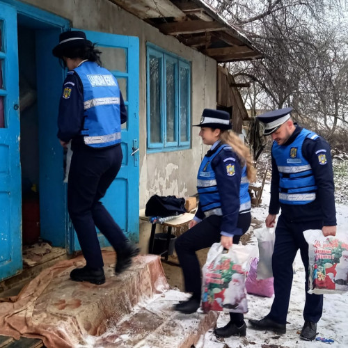 Jandarmii botosaneni aduc bucurie în Ajunul Crăciunului pentru familii nevoiașe