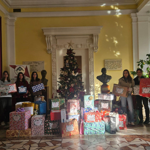 Elevii Colegiului Național "Roman-Vodă" aduc zâmbete copiilor de la Fondatia Umanitară Pacea