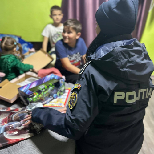 Polițiștii și Moș Crăciun aduc bucurie copiilor în prag de sărbători