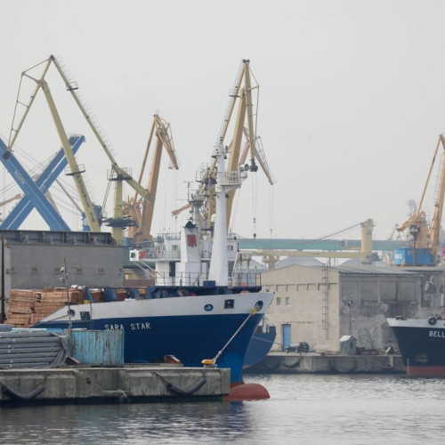 Toate porturile de la Marea Neagră au fost închise din cauza vântului puternic