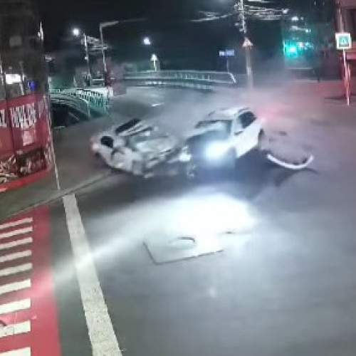 Accident grav în Maramureș: un tânăr a lovit o autospecială de poliție și a fugit