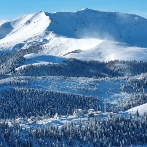 Condiții de zăpadă pe pantele montane: risc moderat de avalanșe