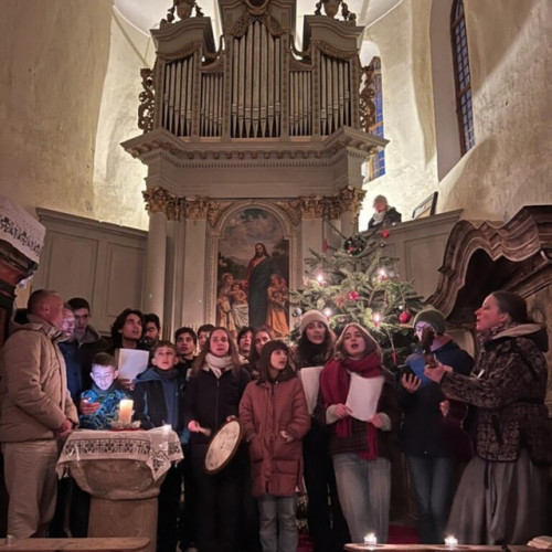 Tradițiile de Crăciun din Viscri, păstrate de tineri români, sași și romi