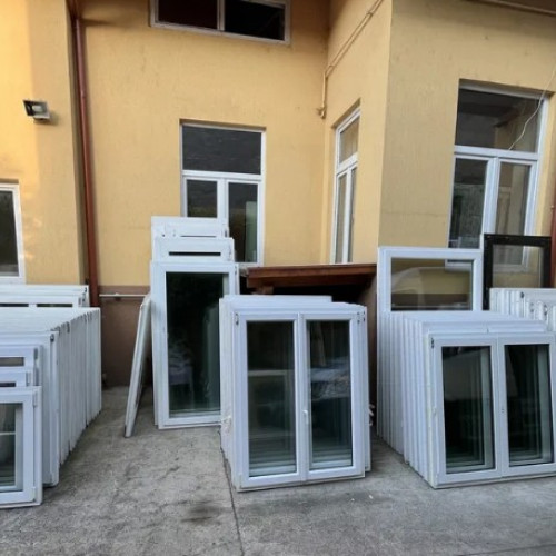 Primăria din comuna Roma scoate la licitație feronerie de la o școală reabilitată