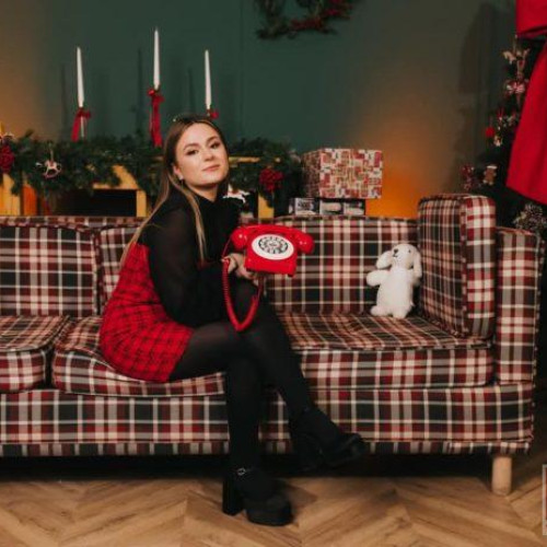 O tânără din Botoșani își împărtășește pasiunea pentru muzică cu viitoarele talente