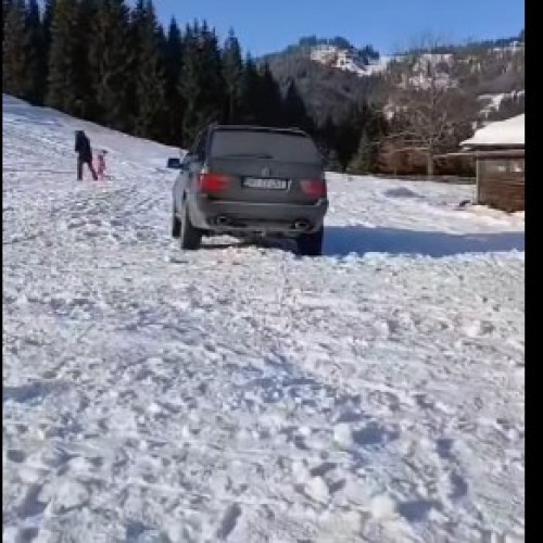 Incident pe pârtia de schi de la Carlibaba: un botosanean a parcat un BMW pe zăpadă