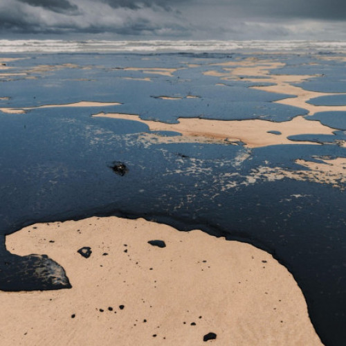 Rusia declară stare de urgență din cauza unei scurgeri de titei în Marea Neagră