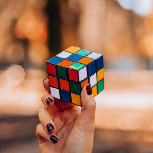 Campionatul britanic de speedcubing atrage sute de pasionați la Coventry