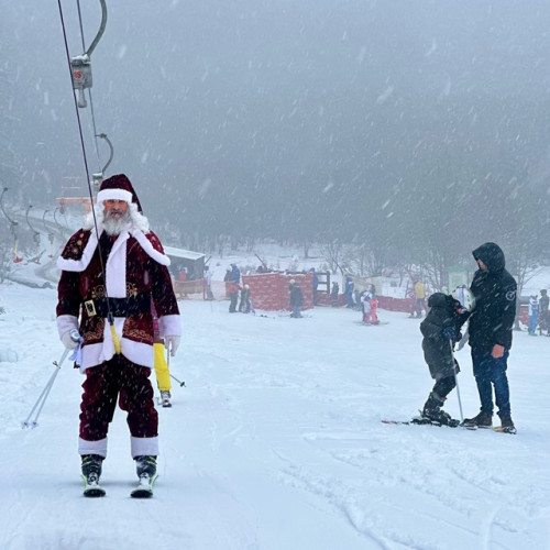 Poiana Brașov atrage turiști după ninsoarea recentă