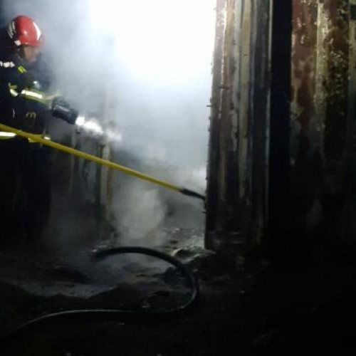 Incendiu la subsolul unei case din Corusu, un bărbat a fost rănit