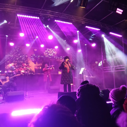 Narcisa Suciu încântă publicul cu colinde de Crăciun