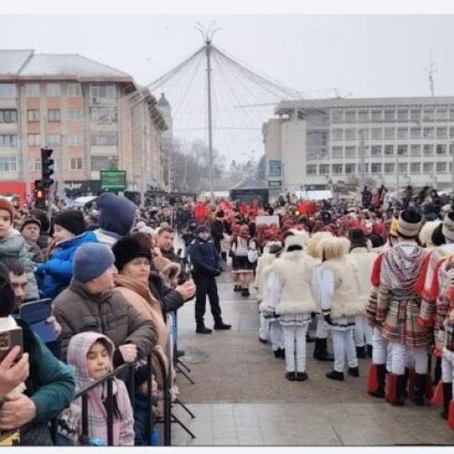 Mii de oameni au participat la parada obiceiurilor de iarnă, la Suceava