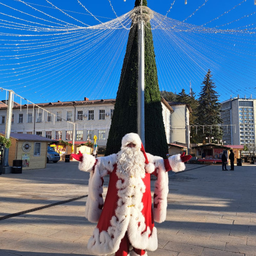 Casuta fermecată a lui Moș Crăciun aduce bucurie famililor la Piatra-Neamț