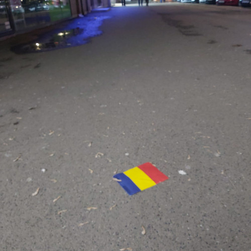 Drapelul românesc, un simbol uitat pe trotuarul din Galați
