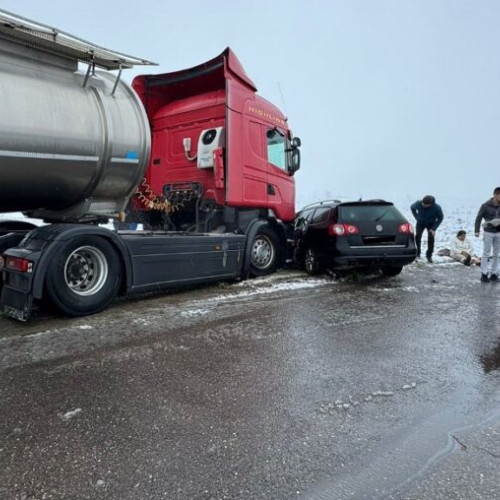 Accident rutier între o cisternă și un autoturism în Buzău