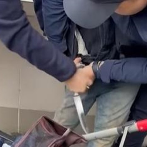 Bărbat amenință trecătorii cu un cuțit și o șurubelniță, dezarmat de jandarmi în Râmnicu Vâlcea