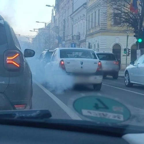 Moment alarmant în trafic: un șofer surprinde o mașină care emite fum dens în Cluj-Napoca