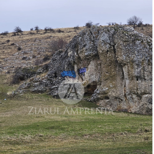 Grafitti pe stâncile Cheilor Dobrogei: Primăria și Poliția investighează