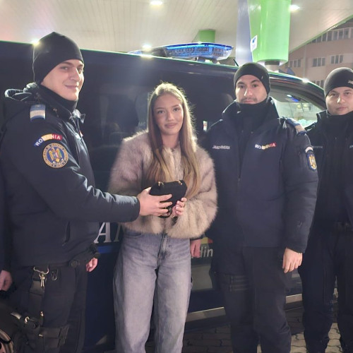 Jandarmii din Alba Iulia găsesc o geantă pierdută și returnează bunurile proprietarei