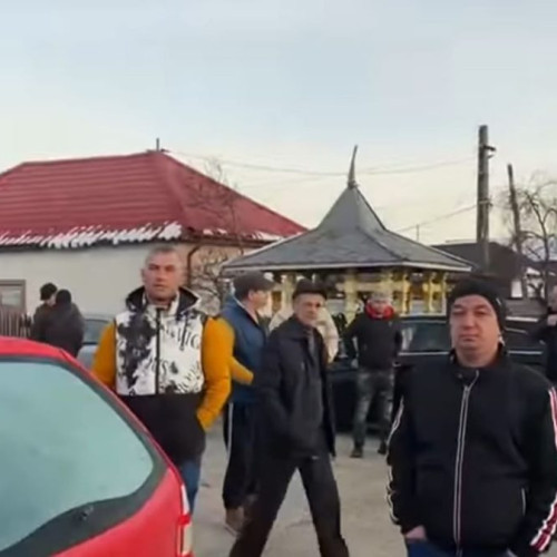 Localnicii din Racoasa protestează după uciderea consăteanului Maricel Dobritoiu